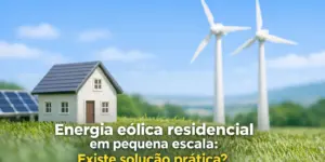 Casa modelo com painéis solares e turbinas eólicas ao fundo em campo gramado